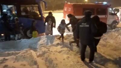 Спасатели помогли в эвакуации группы детей из-за непогоды в Приморье - iz.ru - Израиль - Амурская обл. - Приморье край - Владивосток