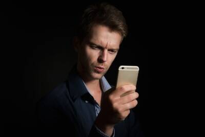 Михаил Мишустин - В России на смартфонах массово установят приложения для чтения книг - lenta.ru - Россия