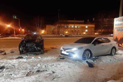36-летний водитель KIA Rio разбил голову в тройном ДТП в Новосибирске - novos.mk.ru - Новосибирск