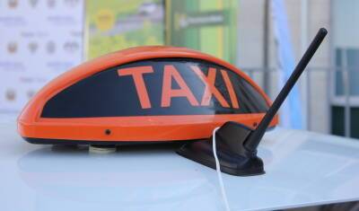 В Тюмени из-за гололёда автомобиль такси опрокинулся в кювет - nashgorod.ru - Тюмень - Автоград