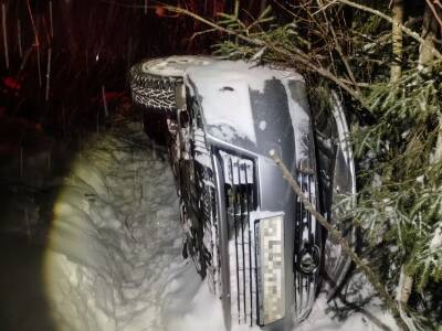Под Ухтой водитель Toyota Corolla не успел повернуть и оказался в кювете - komiinform.ru - респ. Коми - Сыктывкар