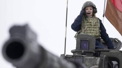 Маргарет Тэтчер - Лиз Трасс - Глава МИД Великобритании прокатилась на танке во время визита в Эстонию - iz.ru - Россия - Англия - Израиль - Германия - Эстония