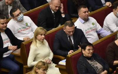 Владимир Зеленский - Нардепы пришли в Раду в "тематических" футболках - korrespondent.net - Украина