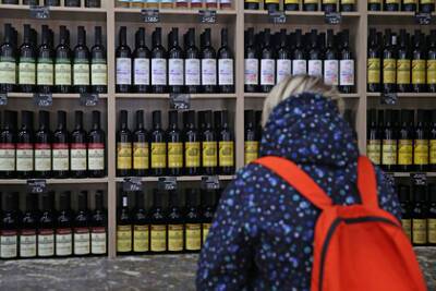 Максим Орешкин - В России задумали расширить эксперимент с онлайн-продажей вина - lenta.ru - Москва - Россия - Ленинградская обл. - Санкт-Петербург - Московская обл. - Нижегородская обл.