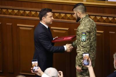 Владимир Зеленский - Зеленский наградил званием Героя Украины добробатовца, утверждавшего, что скармливает волкам кости русскоязычных детей Донбасса - sharij.net - Украина - New York