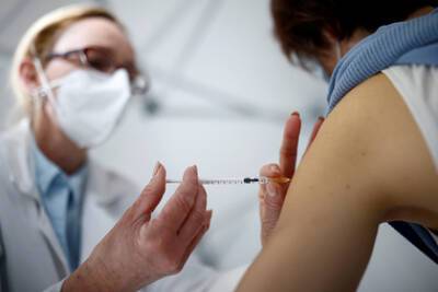 Нил Ушаков - Евросоюз призвали обсудить обязательную вакцинацию от коронавируса - lenta.ru - Россия - Рига - Латвия - Брюссель - Ляйен