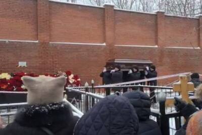 Александр Градский - Леонид Ярмольник - Градского похоронили рядом с грозящей обрушиться стеной Ваганьково - mk.ru - Москва