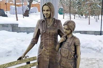Памятник врачу с ребенком возмутил жителей российского города - lenta.ru - Россия - Воронеж - Хабаровск