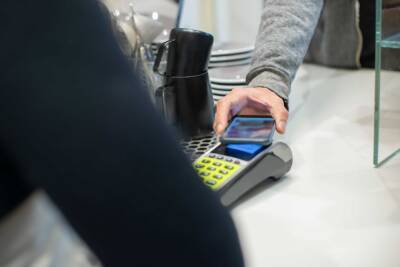 Более трети платежей жители Ленобласти совершают при помощи смартфонов - ivbg.ru - Россия - Украина - Ленинградская обл. - Санкт-Петербург