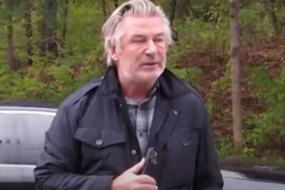 Алек Болдуин - Галина Хатчинс - Алек Болдуин заявил, что не стрелял в оператора на съемках - mk.ru - штат Нью-Мексико