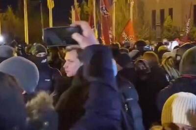 «Зелю геть»: в Киеве протестующие забросали мелочью офис президента - mk.ru - Украина - Киев