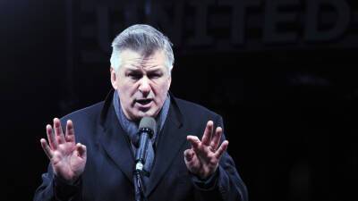 Алек Болдуин - Алек Болдуин заявил, что не нажимал на курок пистолета на съемках «Ржавчины» - mir24.tv