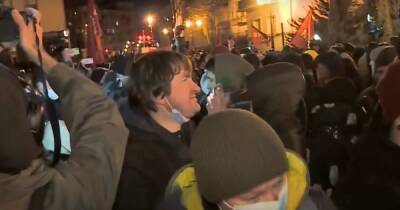 "На билет до Ростова": протестующие бросали монетки в Офис президента (видео) - focus.ua - Украина