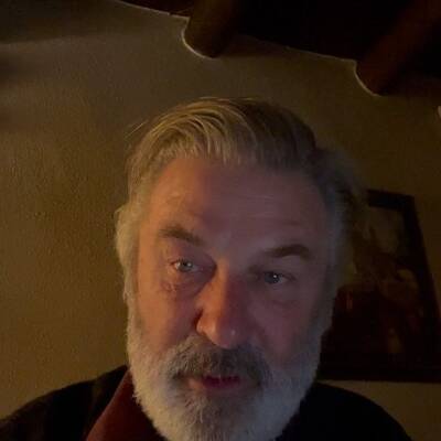 Алек Болдуин - Галина Хатчинс - Не нажимал на спусковой крючок: актёр Болдуин рассказал подробности смертельного ранения оператора - gazeta.a42.ru