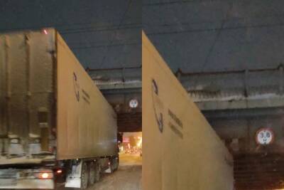 В Новосибирске ещё одна фура застряла под путепроводом - sib.fm - Новосибирск