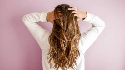 Эксперты дали 6 советов, как справиться с проблемой жирных волос - vm.ru