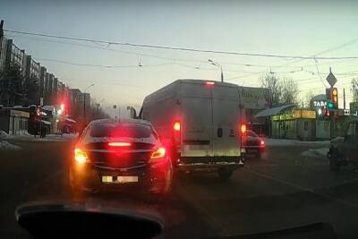 Из-за «внезапного» красного светофора фургон протаранил две машины в Твери - tver.mk.ru - Тверь - район Пролетарский, Тверь