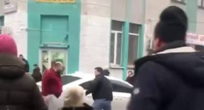 Таксист набросился с кулаками на пешехода в Харькове, кадры: очевидцы раскрыли детали - politeka.net - Украина - Харьков