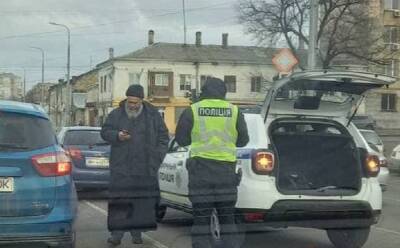 В Одессе батюшка попал в ДТП, собралась огромная пробка: кадры происходящего - politeka.net - Украина - Одесса - Одесса