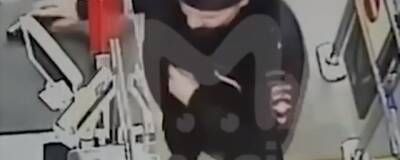 В Новосибирске полицейский оплатил сигареты и два торта найденной банковской картой - runews24.ru - Россия - Новосибирск - район Кировский, Новосибирск