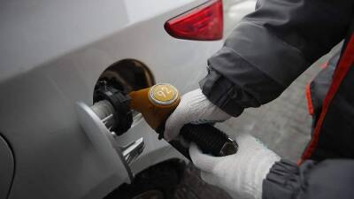 Виталий Королев - ФАС допустила удержание цены бензина в 2022-м в пределах инфляции из-за демпфера - iz.ru - Россия - Израиль