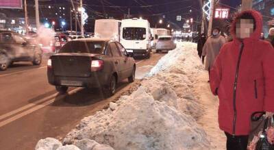 Пассажиры вываливаются в сугробы и перелезают горы, чтобы зайти в автобус на "Пригородном автовокзале" - pg21.ru - респ. Чувашия - Чебоксары