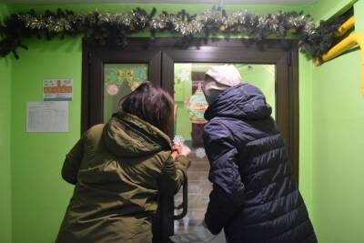 Праздничное настроение в подъездах создают в Серпухове - serp.mk.ru