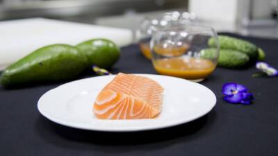 Конвертики с красной рыбой: рецепт простой и вкусной закуски на Новый год - mir24.tv