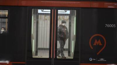 Сбой в движении поездов произошел на Солнцевской линии метро из-за человека на путях - vm.ru - Москва