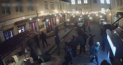 Полиция нашла около 30 человек, которые напали на известный бар в Киеве - lenta.ua - Украина - Киев - Киев - Бар