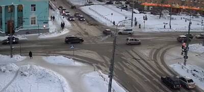 Два автомобиля жестко столкнулись на оживленном перекрестке в Петрозаводске (ВИДЕО) - stolicaonego.ru - Петрозаводск - республика Карелия