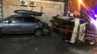 Иномарка врезалась в жилой дом во Владивостоке — два человека погибли - 5-tv.ru - Приморье край - Владивосток