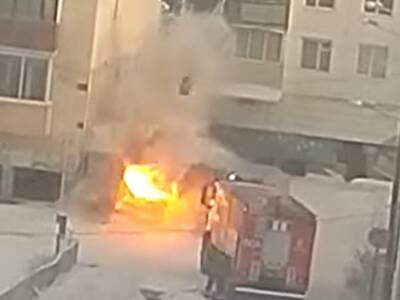 На видео попало чудесное спасение якутского пожарного после взрыва - bloknot.ru - Якутск - Якутск