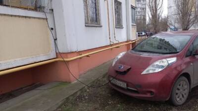 В Воронеже водитель зарядил электромобиль с балкона: появилось видео - vestivrn.ru - Воронеж