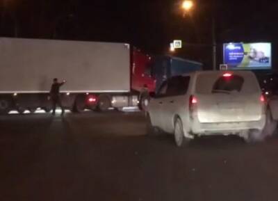 В Новосибирске мужчина с зажигалкой вышел контролировать движение на загруженном перекрестке - sib.fm - Новосибирск - район Кировский, Новосибирск