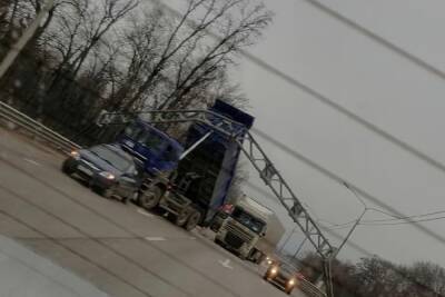 В Воронеже грузовик снес опору на трассе М-4 - vrn.mk.ru - Воронеж