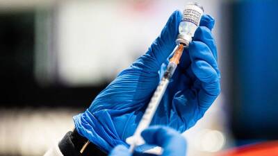 Ученые назвали нужное для защиты от «Омикрона» количество доз Pfizer - iz.ru - Израиль