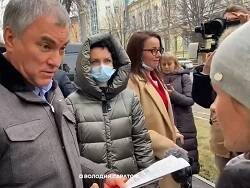 Вячеслав Володин - «С людьми так не надо»: россиянка на улице отчитала Володина за QR-коды - newsland.com