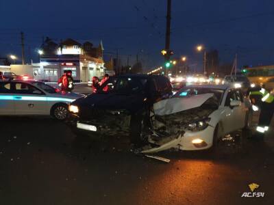 В Новосибирске пострадал ребёнок при столкновении BMW X5 и Mazda 3 - sib.fm - Новосибирск