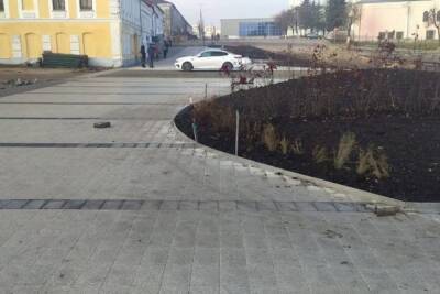 Петербургский подрядчик не завершил реконструкцию южной части площади Свободы в Валдае - mk.ru - Великий Новгород