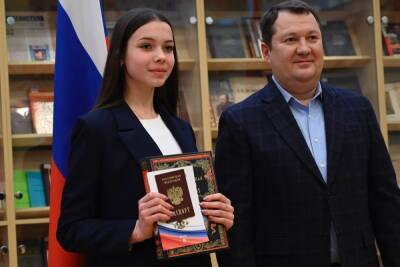 Максим Егоров - В День конституции Максим Егоров вручил паспорта одарённым тамбовским школьникам - tambov.mk.ru - Россия - Тамбовская обл.