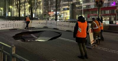 В Киеве на бульваре Тараса Шевченко провалился асфальт, движение в сторону Крещатика перекрыли до утра - kp.ua - Украина - Киев