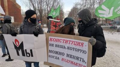 Максим Петлин - В Екатеринбурге около 30 человек вышли на пикет в защиту "Мемориала" - svoboda.org - Россия - Екатеринбург