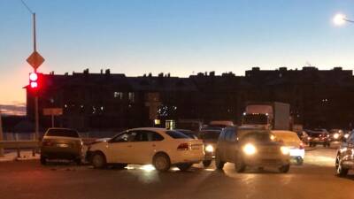После столкновения автомобиль въехал в ограждение на Чаркова в Тюмени - nashgorod.ru - Тюмень