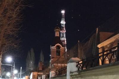 В Саратове в честь Дня Конституции зажгли собственную Эйфелеву башню - saratov.mk.ru - Саратов