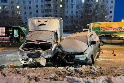 Водитель Toyota Land Cruiser получил перелом позвоночника в ДТП в Новосибирске - novos.mk.ru - Новосибирск