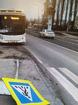 Автобус снес дорожный знак - lipetskmedia.ru - Липецк