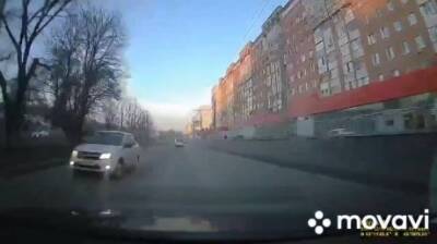 Водитель из Пензы снял неожиданное появление ВАЗа на ул. Пушкина - penzainform.ru - Пенза