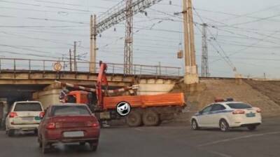 Очередной грузовик оказался в плену моста на ул. Ерик - penzainform.ru - Пенза