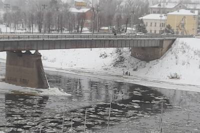В Ржеве заметили играющих на тонком льду детей - tver.mk.ru